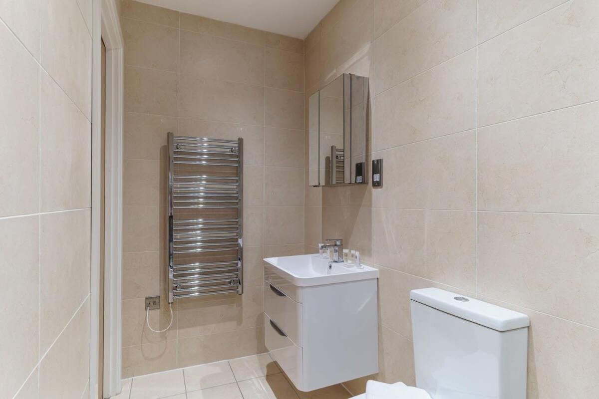 Spacious 2 Bed In Centre Apartment *