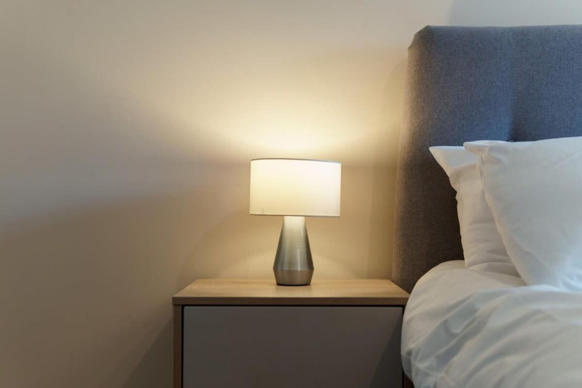 Spacious 2 Bed In Centre Apartment *
