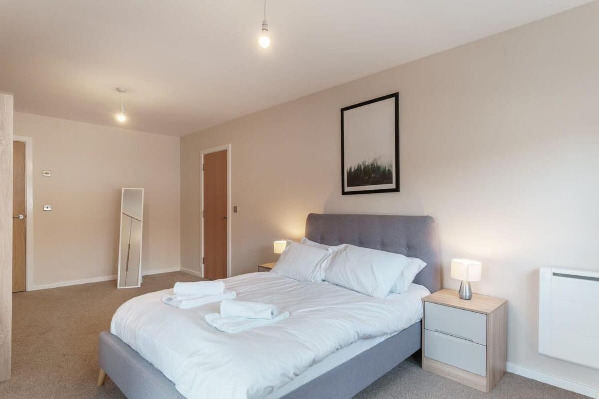 Spacious 2 Bed In Centre *