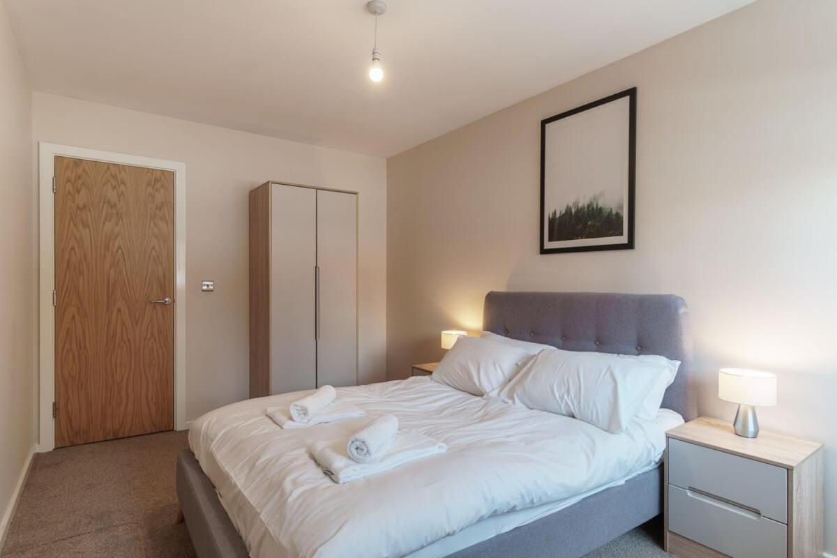 Spacious 2 Bed In Centre Apartment *