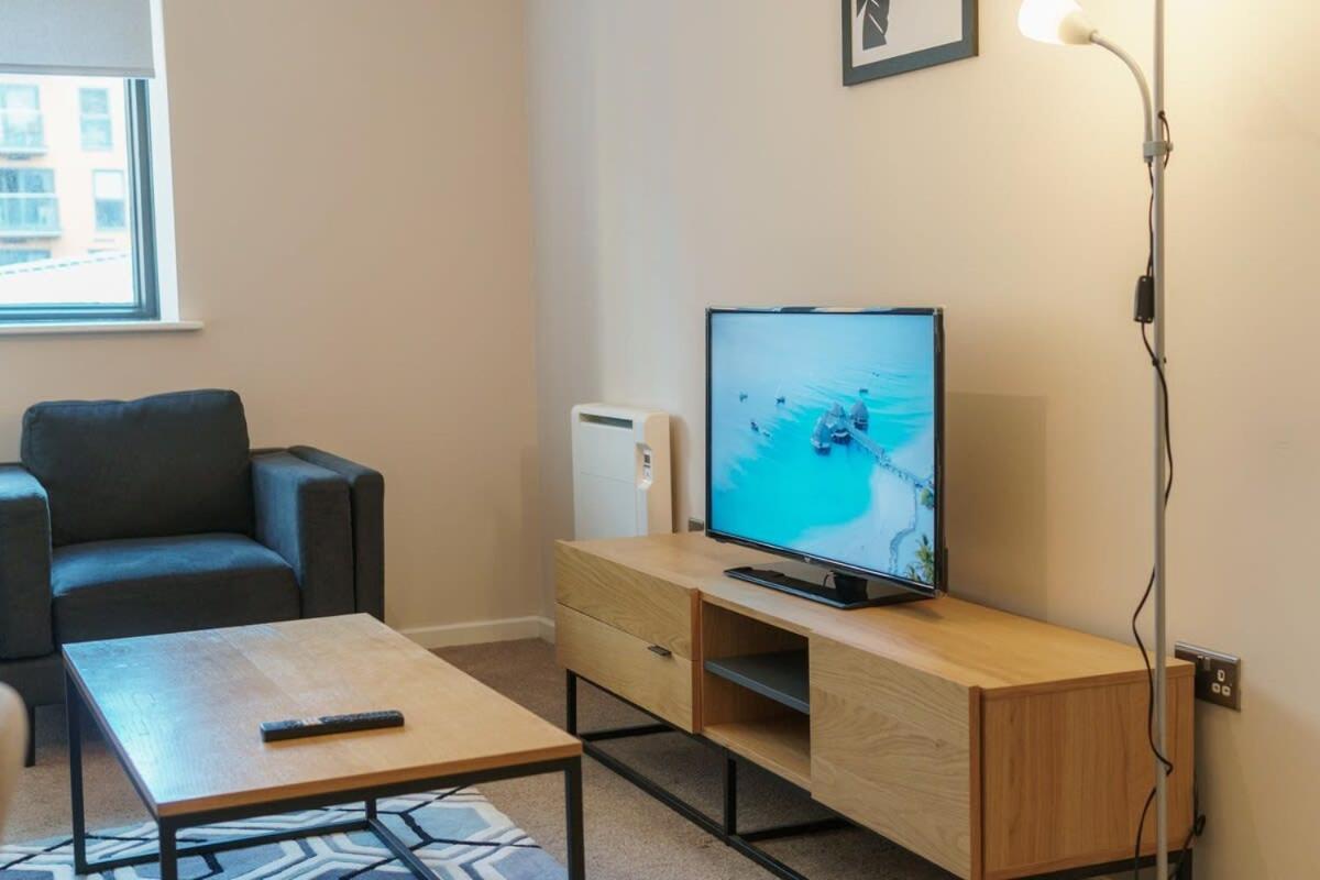 Spacious 2 Bed In Centre Apartment